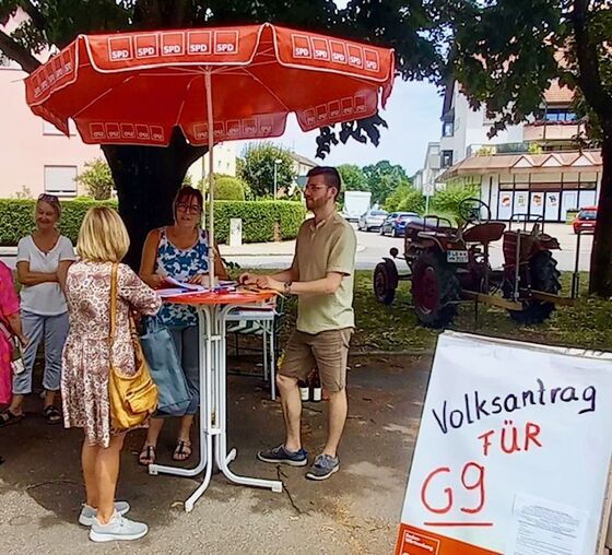 SPD wirbst für Unterschriften auf dem Wochenmarkt