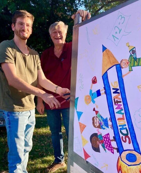 Vorsitzender Nico Kiefer und Beisitzer Hans Schiffmann montieren die Plakate